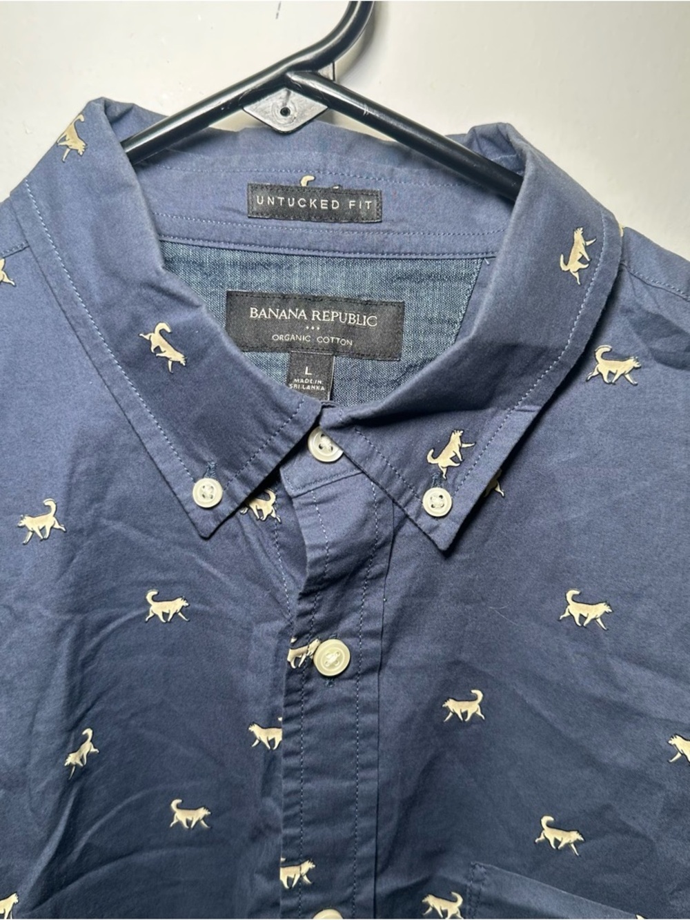 Banana Republic Untucked Novelty Wolf Print Button Up Shirt Blue Organic Cotton - Picture 5 of 16